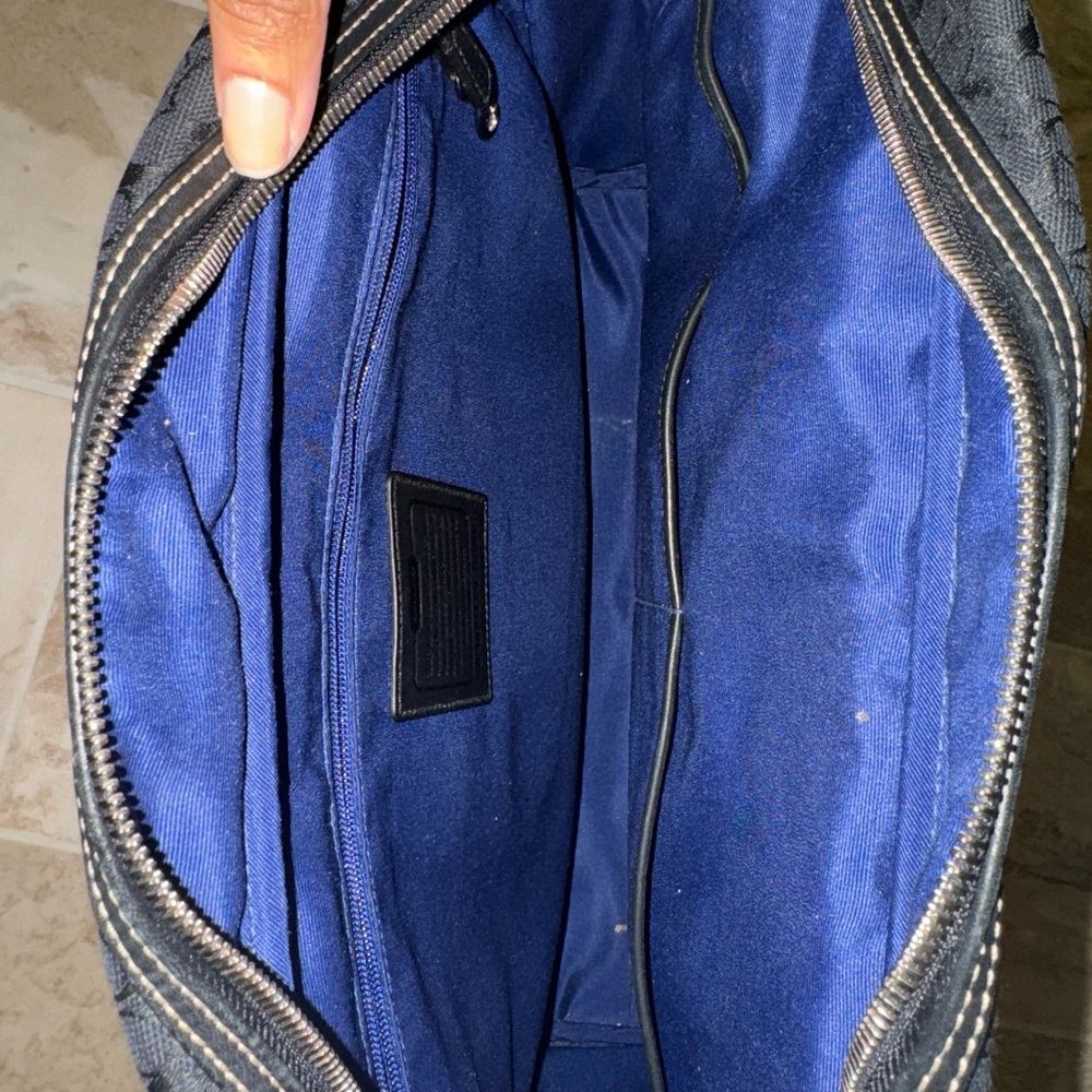 Selling coach black Hudson computer laptop. It’s in great condition. Barley used - Picture 4 of 5